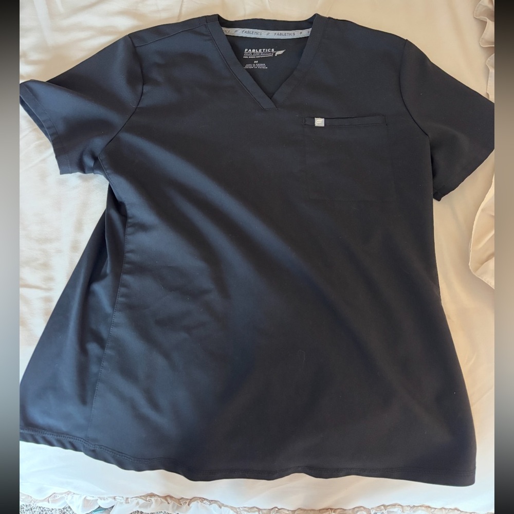 Women’s fabletics scrub top size medium